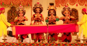 ಯಕ್ಷಗಾನದ ಆರಂಭದಲ್ಲಿ ತೆರೆ ಹಿಡಿದಿರುವುದು